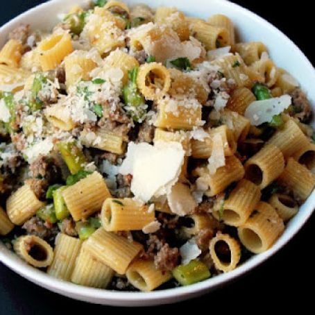 Rigatoni with Sausage, Asparagus & Cheese