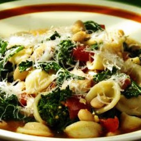 Pasta with tomatoes, beans and broccoli