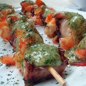 BROCHETAS DE PULPO Y CAMARONES EN SALSA DE AJO VERDE