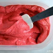 5-Minute Healthy Strawberry Frozen Yogurt