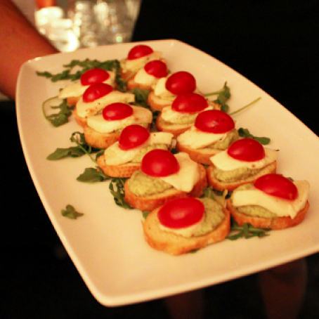 Crostini con Pure' di Carciofi, Mozzarella e Pomodorini