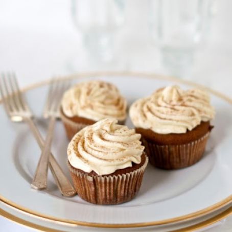 GINGERBREAD CUPCAKES WITH CINNAMON CREAM CHEESE FROSTING
