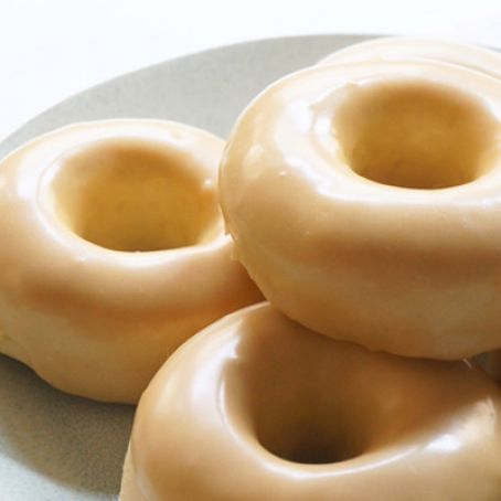 MAPLE GLAZED VANILLA BEAN DONUTS