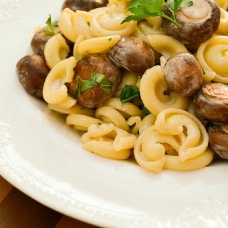 Creamy Mushroom & Fresh Herb Pasta Salad