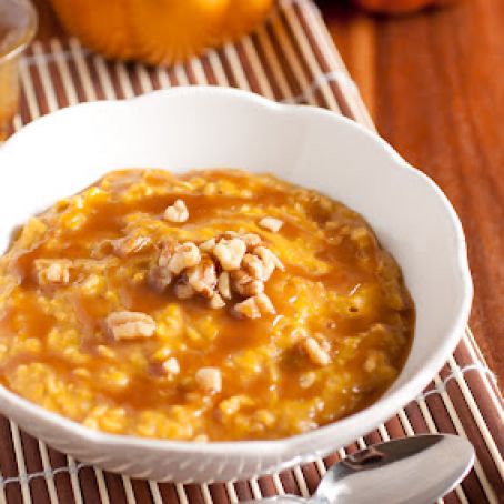 Pumpkin Pie Oatmeal with Caramel Sauce