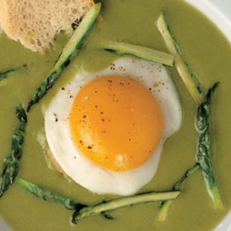 Asparagus soup with fried egg (vellutata di asparagi)