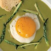 Asparagus soup with fried egg (vellutata di asparagi)