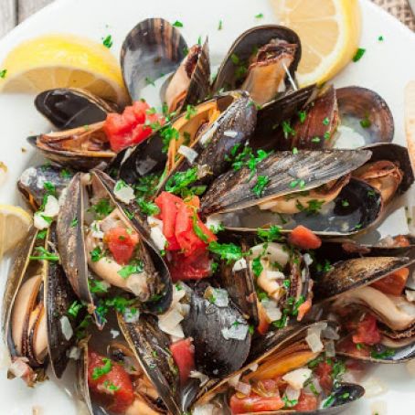 MUSSELS IN LEMON BUTTER WINE SAUCE