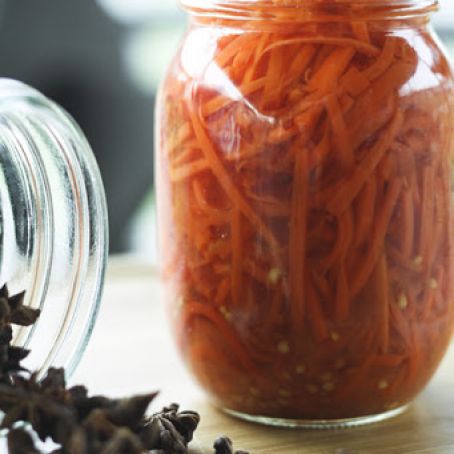 SWEET AND SPICY ASIAN STYLE PICKLED CARROTS