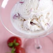 HOMEMADE STRAWBERRY CHEESECAKE ICE CREAM