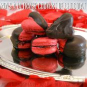 Macarons à la fraise couvert de chocolat: Chocolate-Covered Strawberry Macarons