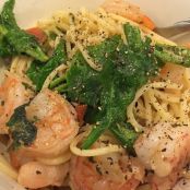 Shrimp pasta with arugula, tomatoes and basil