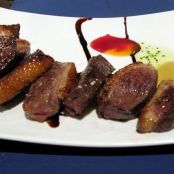 Magret de pato, y salsa de tamarindo y panela