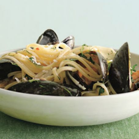 LINGUINE WITH MUSSELS AND FRESH HERBS