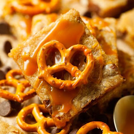 chocolae chip salted caramel pretzel blondies