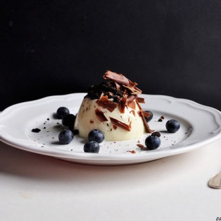 Classic Vanilla Panna Cotta with Oreo, Chocolate & Blueberries