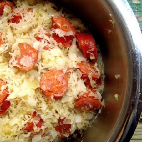 KIELBASA WITH SAUERKRAUT AND APPLES