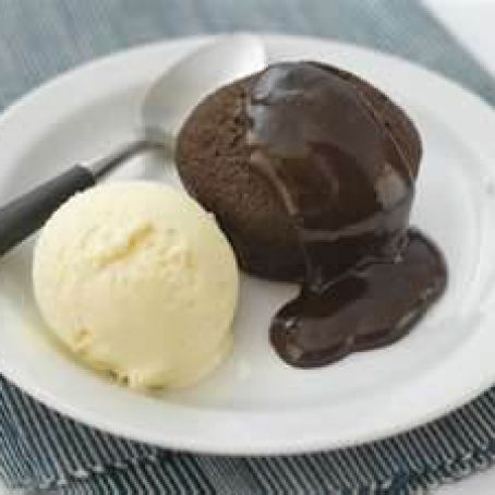 Chocolate cakes with cinnamon and nutmeg