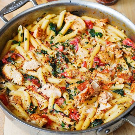 Chicken and Bacon Pasta with Spinach and Tomatoes in Garlic Cream Sauce