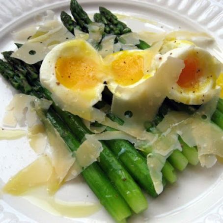 HUEVOS PRIMAVERA CON ESPARRAGOS Y QUESO DE OVEJA