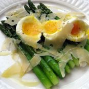 HUEVOS PRIMAVERA CON ESPARRAGOS Y QUESO DE OVEJA