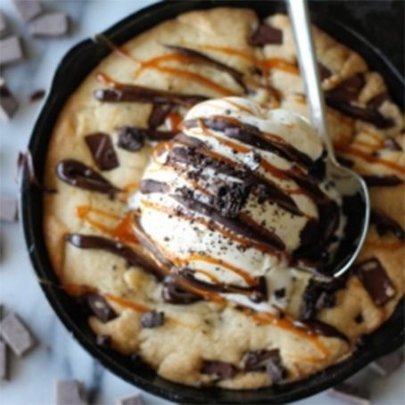 Brown Butter Chocolate Chip Cookie Skillet (“Pizookie”)