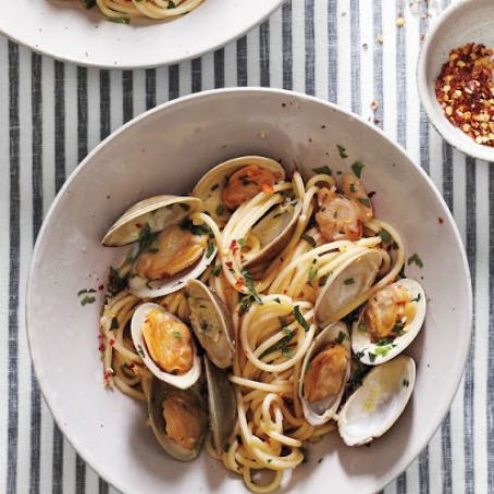 Spicy Clams with Spaghetti