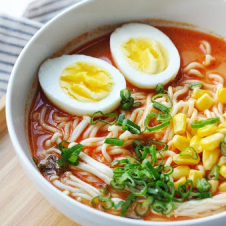 Easy Spicy & Creamy Garlic Sriracha Ramen Recipe