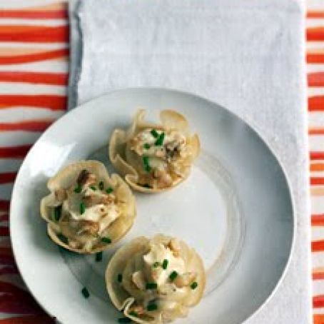 Wonton Cups with Cream Cheese and Chutney