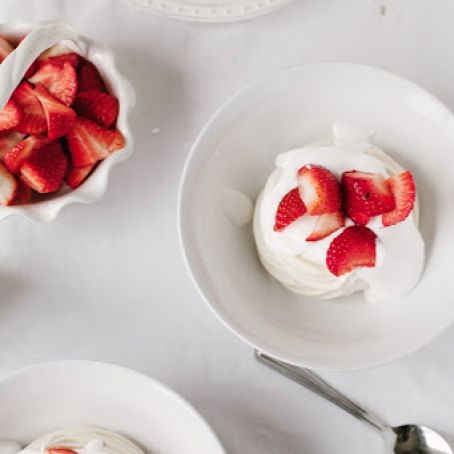 Vegan Meringue Nests with Strawberries