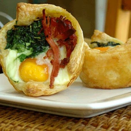 TARTALETAS DE HUEVO CON ESPINACAS Y TOCINO