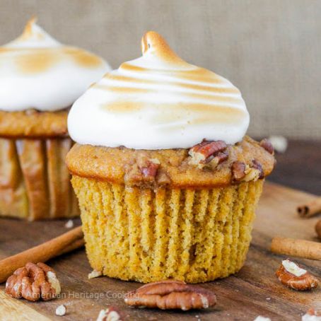 SWEET POTATO CASSEROLE CUPCAKES {HOMEMADE MARSHMALLOW FROSTING}