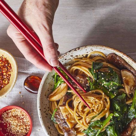 Long-Life Noodles with Beef and Chinese Broccoli