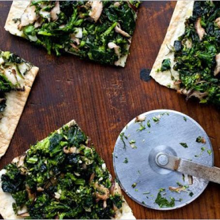 LAVASH PIZZA w/GREENS, BROCCOLI & MUSHROOMS
