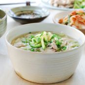 Dak Kalguksu (Korean Chicken Noodle Soup)