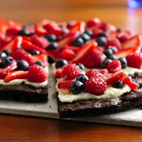 Brownie 'n berries dessert pizza