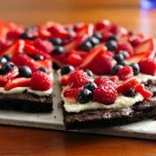 Brownie 'n berries dessert pizza