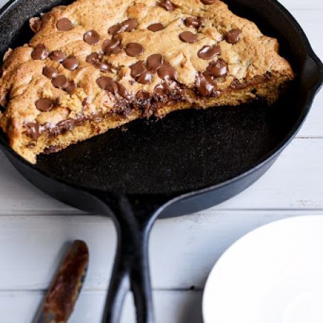 Nutella Stuffed Deep Dish Chocolate Chip Skillet Cookie (Pizookie)