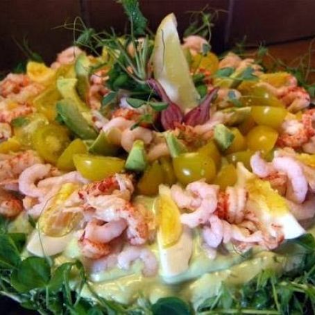 Smörgåstårta med avocadokräm och skaldjur