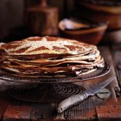 Pannekoekkoek gevulmet sjokolademousse en sjokoladevla