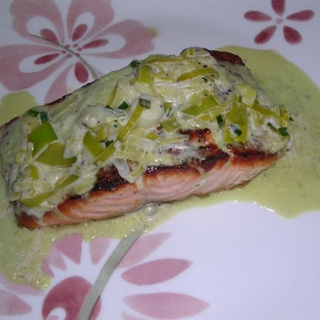Salmon with creamy leeks