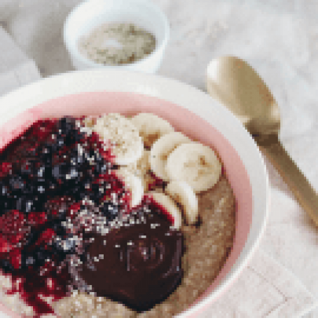 ALMOND MILK OATMEAL WITH BERRIES & CHOCOLATE
