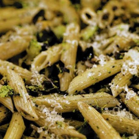Pasta with broccoli, olives and pistachios