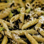 Pasta with broccoli, olives and pistachios