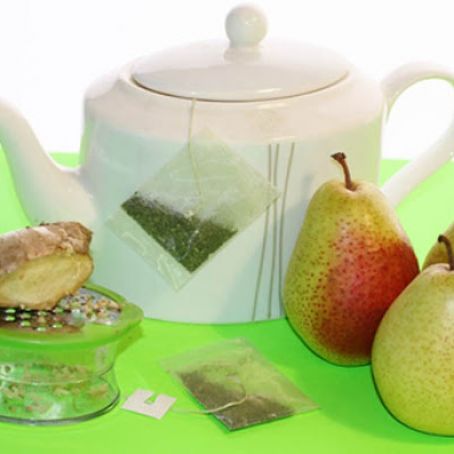 Ginger, Pear, Greens & Green Tea Smoothie