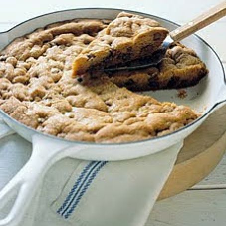 Skillet-Baked Chocolate Chip Cookie