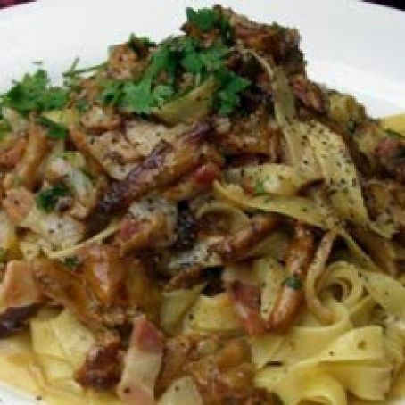 TALLARINES CON NUEZ , TOCINO Y ALBAHACA