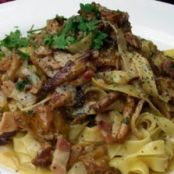 TALLARINES CON NUEZ , TOCINO Y ALBAHACA