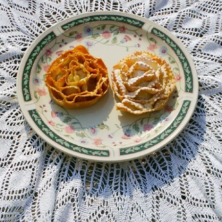 Caragnoli (Rose wheels Christmas fritters)
