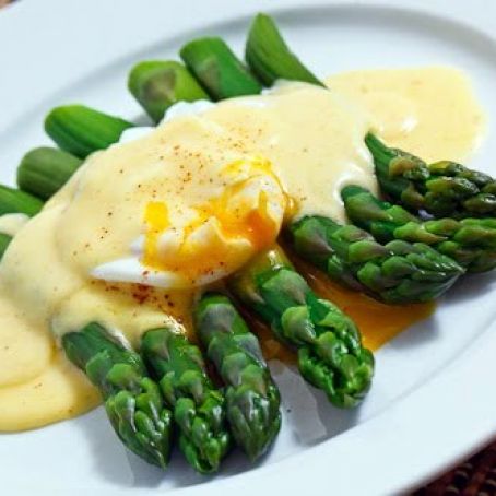 Asparagus with a Poached Egg in Hollandaise Sauce